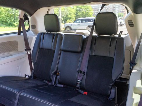 Used 2019 Dodge Grand Caravan SXT FWD image 28
