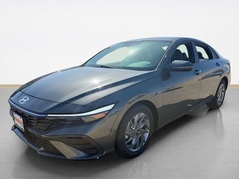 Used 2024 Hyundai Elantra SEL FWD image 3
