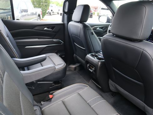 Used 2025 Chevrolet Traverse High Country FWD image 34
