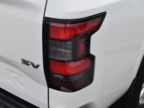 Used 2024 Nissan Frontier SV w/ SV Convenience Package RWD image 11