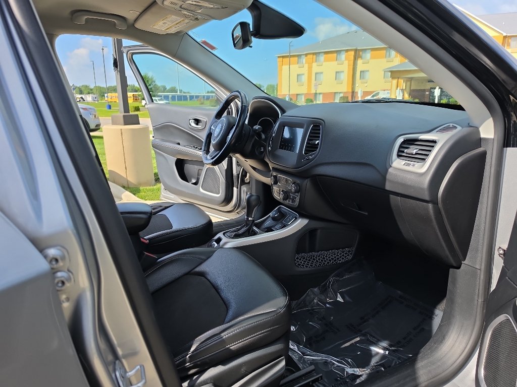 Used 2020 Jeep Compass Latitude w/ Cold Weather Group AWD/4WD image 11