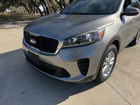 Used 2019 Kia Sorento L FWD image 4
