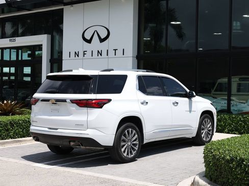 Used 2023 Chevrolet Traverse Premier FWD image 4