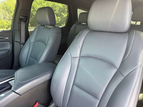 Used 2023 Buick Enclave Essence w/ Experience Buick Package FWD image 9