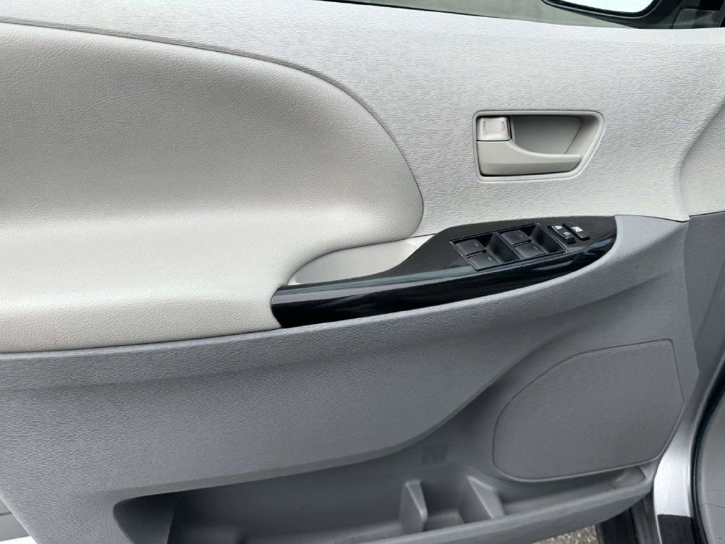Used 2012 Toyota Sienna LE FWD image 18