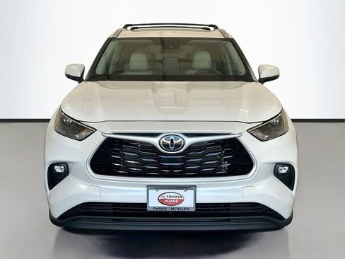 Used 2023 Toyota Highlander XLE FWD image 2