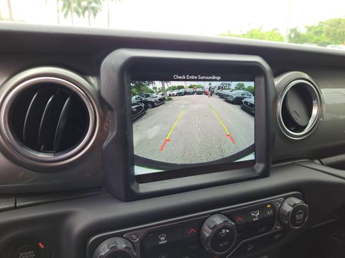 Used 2018 Jeep Wrangler Unlimited Sahara image 17