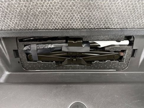 Used 2024 Jeep Grand Cherokee L Laredo image 35