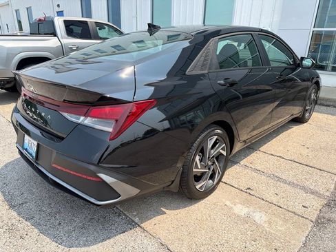 Used 2025 Hyundai Elantra Sport FWD image 3