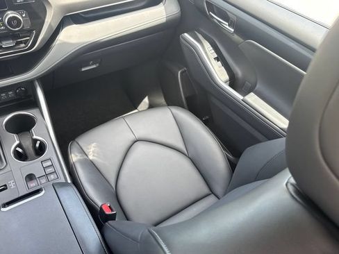 Used 2025 Toyota Highlander XLE FWD image 26