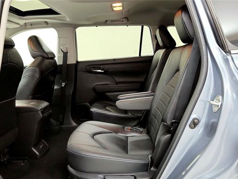 Used 2022 Toyota Highlander XLE image 32