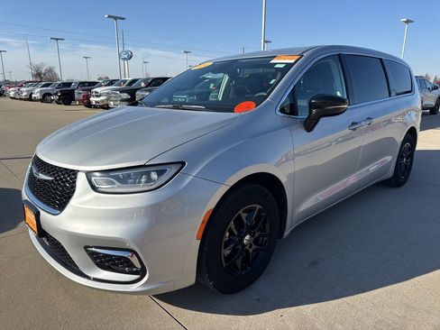 Certified 2024 Chrysler Pacifica Touring-L image 26