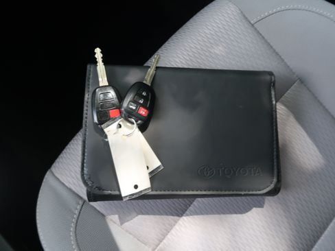 Used 2014 Toyota Corolla LE FWD image 23