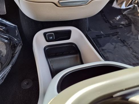 Used 2024 Chrysler Pacifica Touring-L FWD image 13