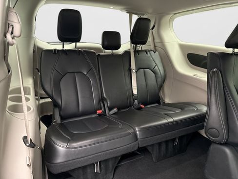 Used 2024 Chrysler Pacifica Limited FWD image 20