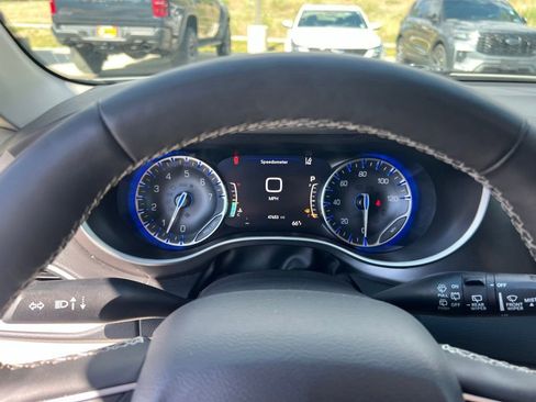 Used 2024 Chrysler Pacifica Touring-L FWD image 33
