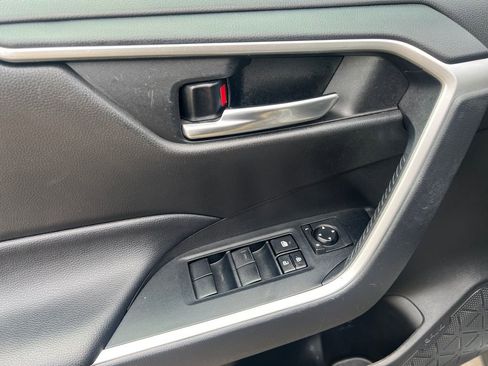 Used 2021 Toyota RAV4 XLE w/ Convenience Package image 11