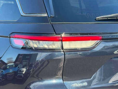 Used 2023 Jeep Grand Cherokee Limited image 8