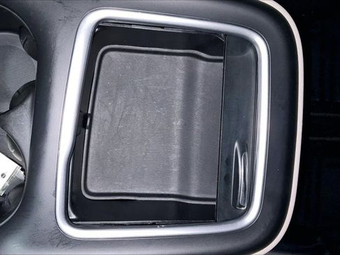 Used 2024 Chrysler Pacifica Touring-L image 41