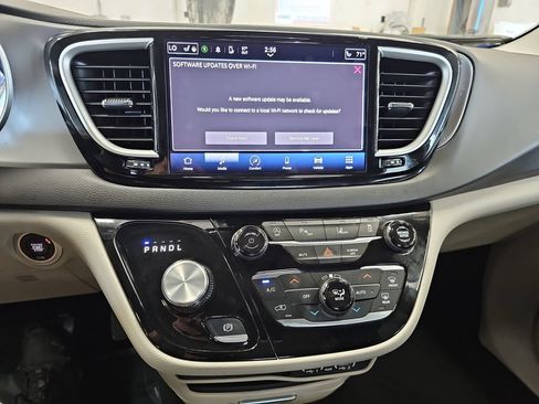 Used 2024 Chrysler Pacifica Touring-L FWD image 20