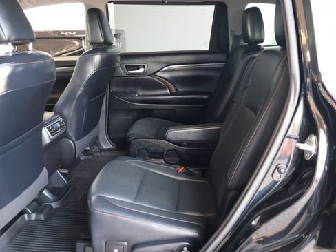 Used 2018 Toyota Highlander Limited Platinum AWD/4WD image 16