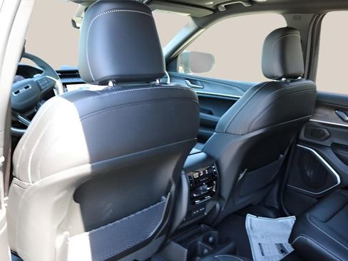 New 2026 Jeep Grand Cherokee L Limited w/ Limited Altitude Package AWD/4WD image 15