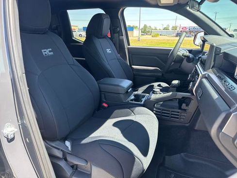 Used 2025 Toyota Tacoma TRD Sport image 11