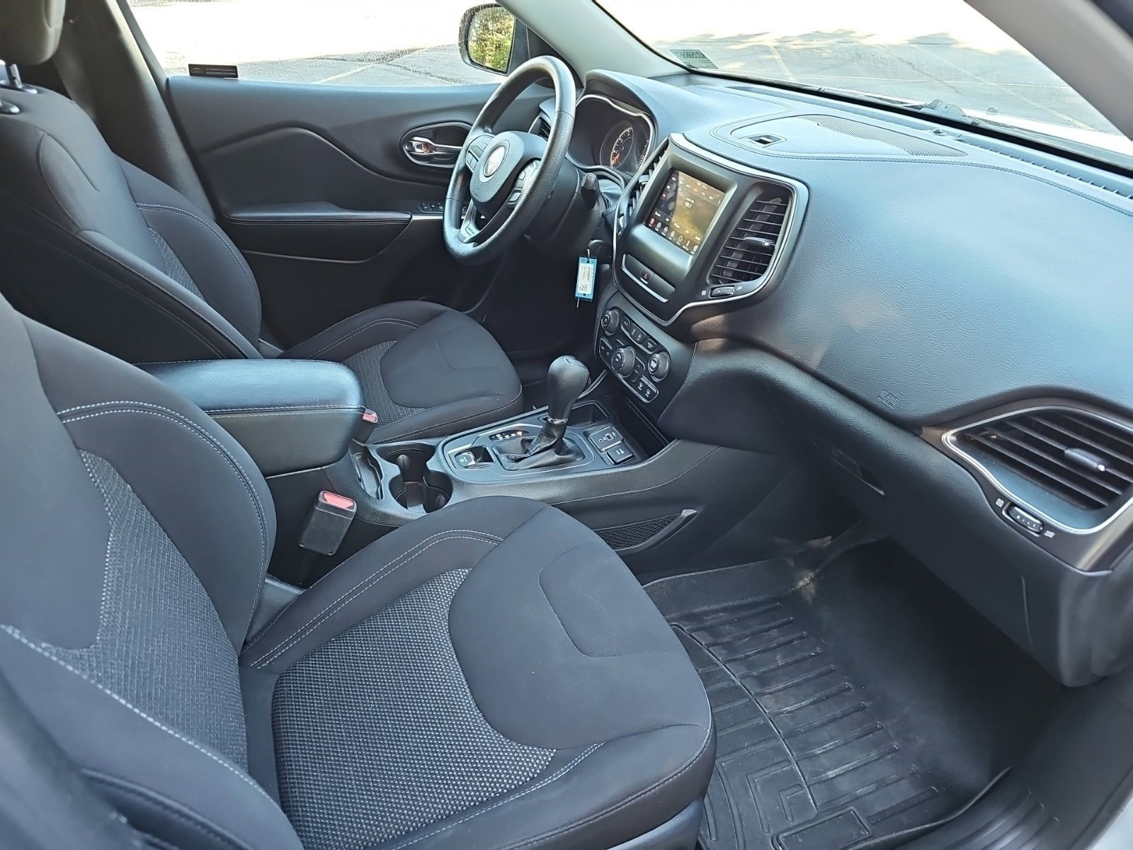 Used 2019 Jeep Cherokee Latitude w/ Popular Appearance Group FWD image 10