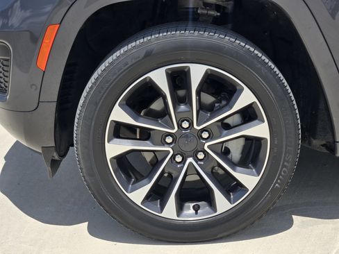 Used 2022 Jeep Grand Cherokee Overland w/ Luxury Tech Group IV AWD/4WD image 14