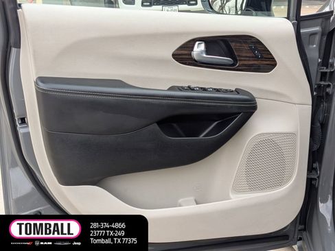 Used 2023 Chrysler Pacifica Limited FWD image 12