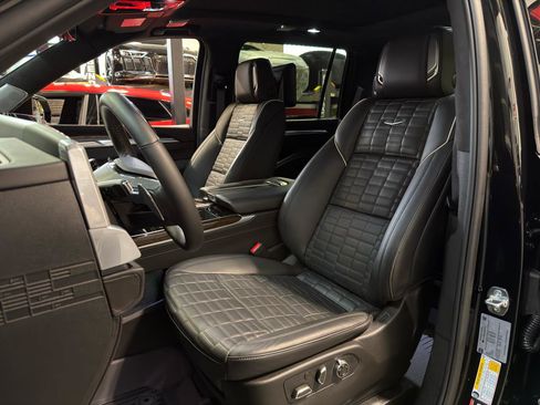 Used 2025 Cadillac Escalade ESV Sport Platinum image 14