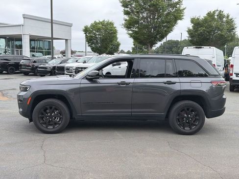 Used 2024 Jeep Grand Cherokee Altitude AWD/4WD image 2