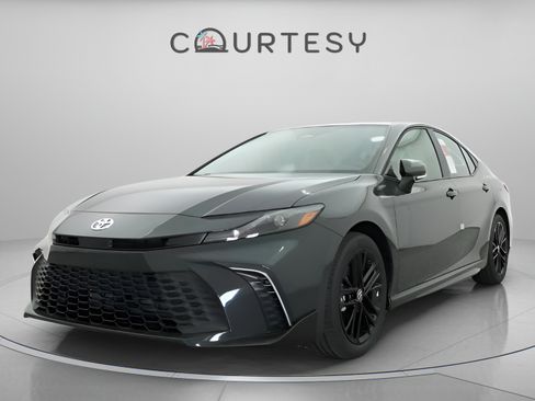 Used 2026 Toyota Camry SE FWD image 2