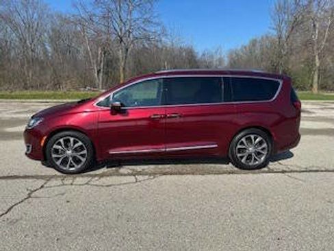 Used 2017 Chrysler Pacifica Limited FWD image 2