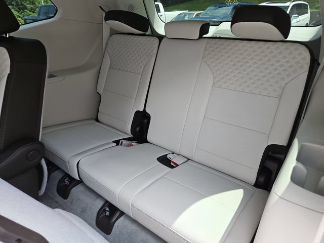 Used 2025 GMC Acadia Denali FWD image 13