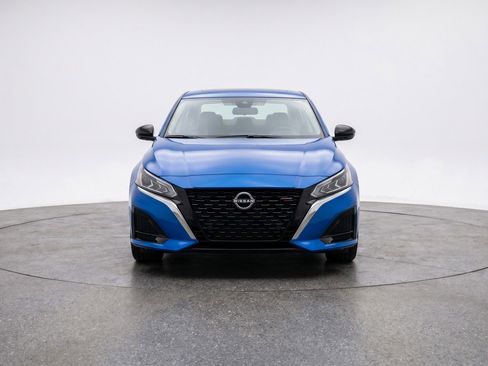 Used 2025 Nissan Altima 2.5 SV FWD image 2