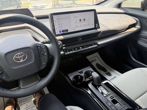 Used 2024 Toyota Prius XLE FWD image 19