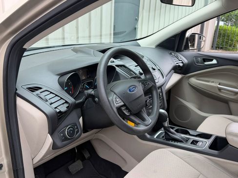 Used 2017 Ford Escape SE w/ SE Cold Weather Package FWD image 9