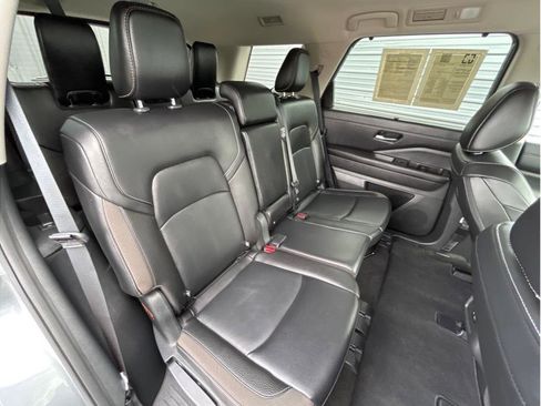 Used 2024 Nissan Pathfinder SL image 23