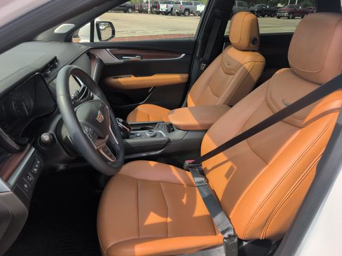Certified 2025 Cadillac XT5 Premium Luxury w/ Technology Package FWD image 14