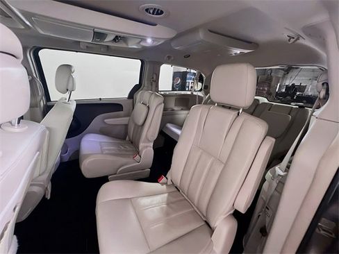 Used 2016 Chrysler Town & Country Touring-L image 22