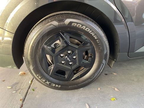 Used 2025 Kia Carnival image 35