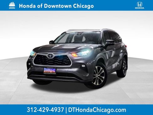 Used 2020 Toyota Highlander XLE AWD/4WD image 1