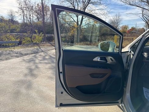 Used 2017 Chrysler Pacifica Limited image 8