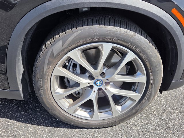 Used 2024 BMW X5 xDrive50e w/ Parking Assistance Package AWD/4WD image 8