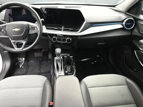 Used 2025 Chevrolet Trax LT w/ LT Convenience Package FWD image 16
