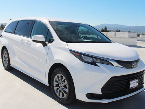 Certified 2024 Toyota Sienna LE AWD/4WD image 2
