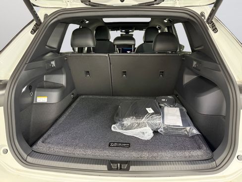 Used 2025 Volkswagen Tiguan SE R-Line AWD/4WD image 9