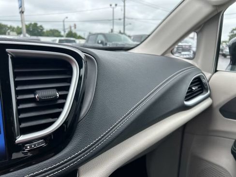 Used 2024 Chrysler Pacifica Touring-L w/ Uconnect Theater Family Group FWD image 42