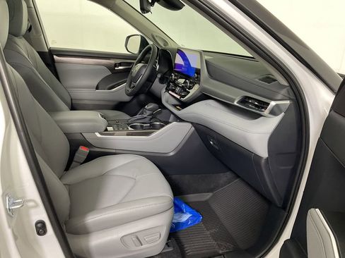 New 2026 Toyota Highlander Platinum AWD/4WD image 28